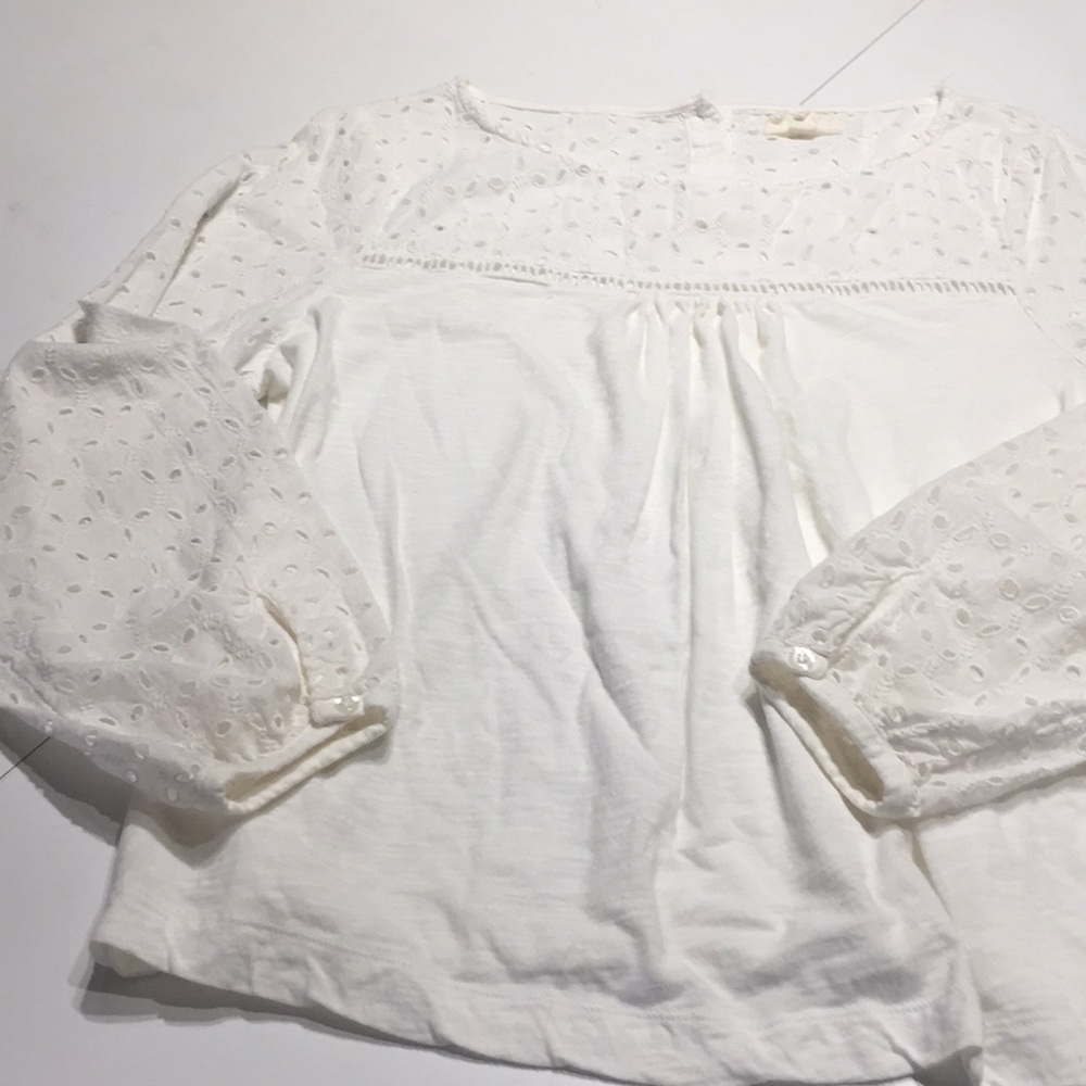 Eyelets top and sleeves